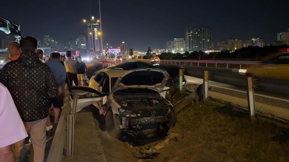 2 otomobil yol ayrımındaki boşluğa düştü