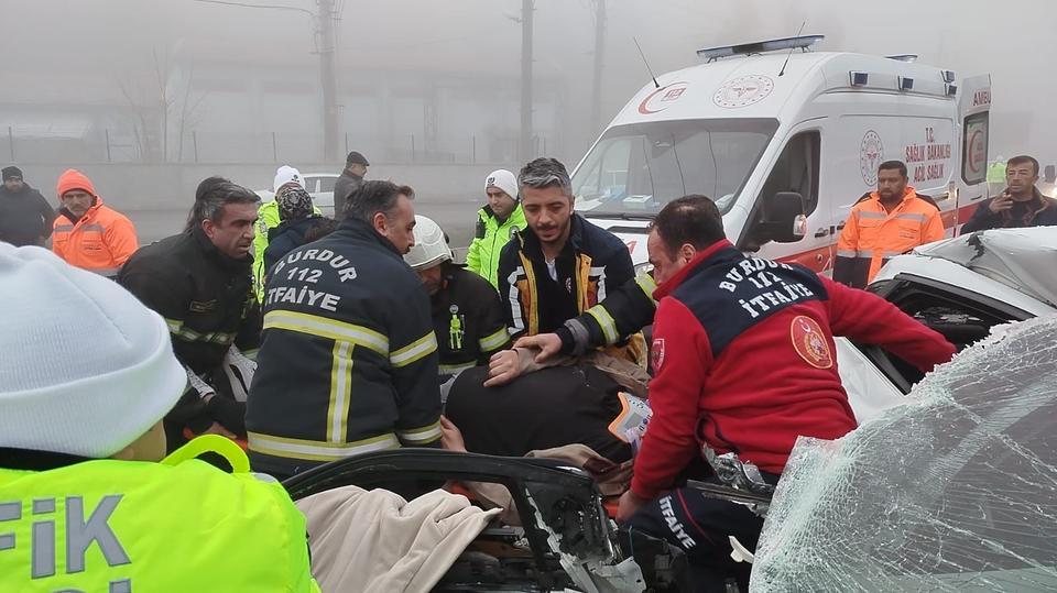 Yoğun siste zincirleme kaza: 1'i ağır 2 yaralı