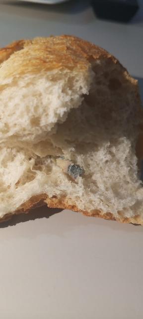 FIRINDAN ALINAN EKMEĞİN İÇİNDEN VİDA ÇIKTI