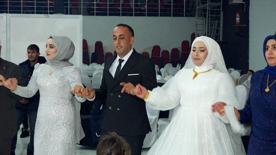 Düğünlerine çocukları da katıldı