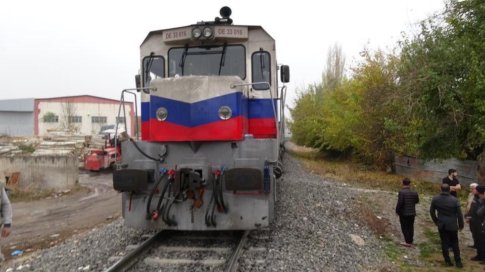 Raylara düşen kişi trenin çarpması sonucu yaralandı