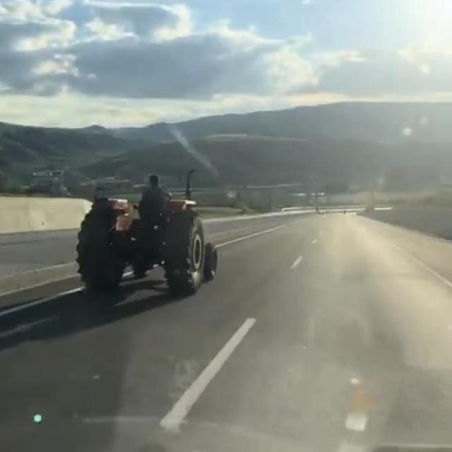Traktörün tehlikeli sollaması kameraya yansıdı