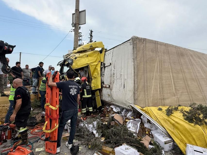Tırlar kafa kafaya çarpıştı: 1 ölü, 2 yaralı
