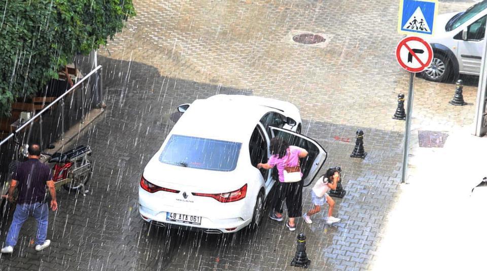 MUĞLA'DA GÜNEŞLİ HAVADA YAĞMUR SÜRPRİZİ