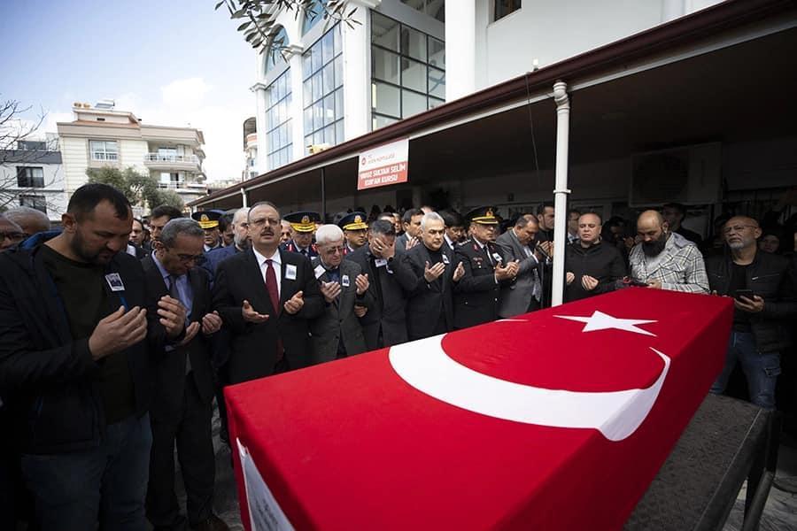 Konya'da askeri eğitim uçağının düştüğü üs bölgesindeki şantiyede şehit olan Uzman Çavuş Ercan Güven'in cenazesi, memleketi Aydın'da toprağa verildi. Şehidin naaşı, İl Müftüsü Hasan Güneş tarafından kıldırılan cenaze namazının ardından Kemer Mezarlığındaki şehitliğe defnedildi. ( Ferdi Uzun - Anadolu Ajansı )