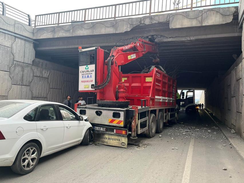 Vinç köprüye, otomobil de vince çarptı