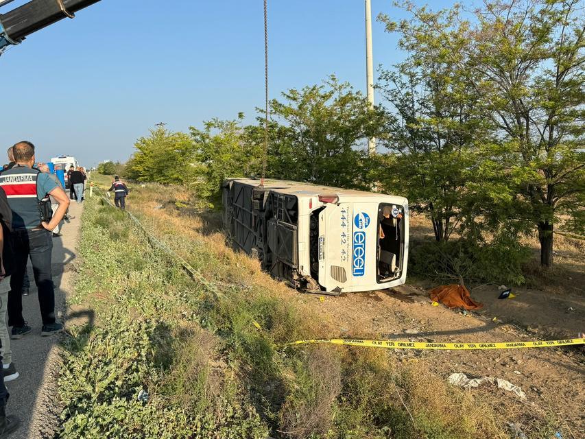 Yolcu otobüsü devrildi: 1 ölü, 23 yaralı