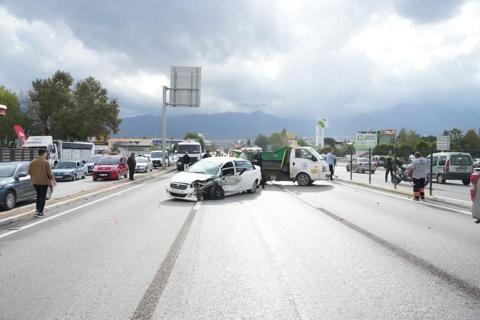 KARŞI ŞERİDE GEÇEN ARAÇ DEHŞET SAÇTI: 8 YARALI
