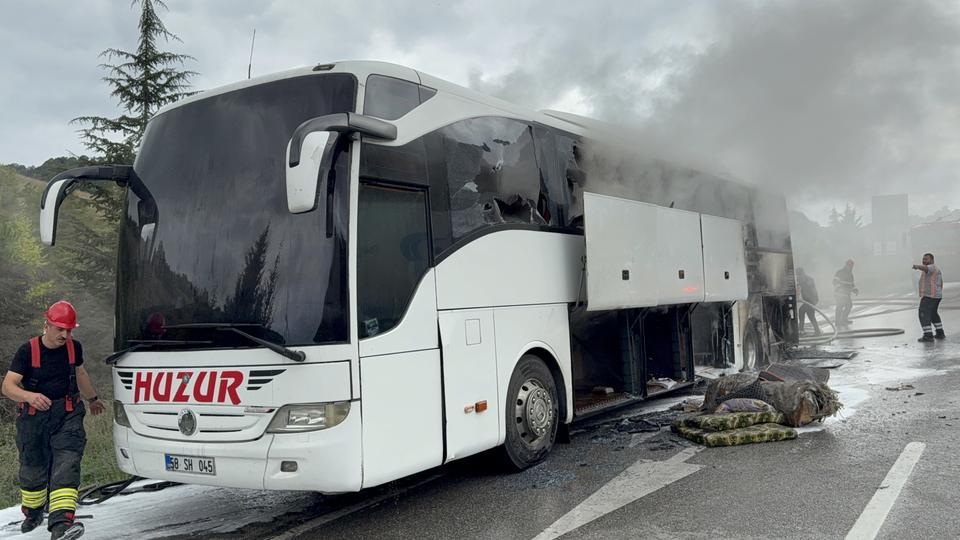 OTOBÜS YANGININDA 13 YOLCU VE 3 PERSONEL ÖLÜMDEN DÖNDÜ