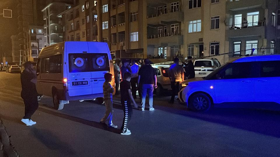 YOL KENARINDAKİ OTOMOBİLDE BİR KADIN ÖLÜ, BİR KİŞİ AĞIR YARALI HALDE BULUNDU