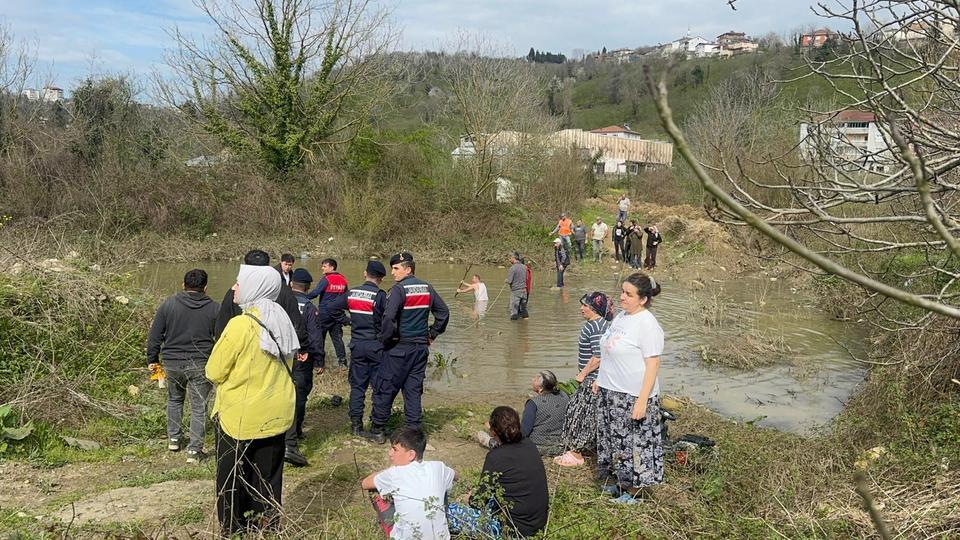 12 yaşındaki çocuk gölete düştü... Geriye sadece oyuncağı kaldı
