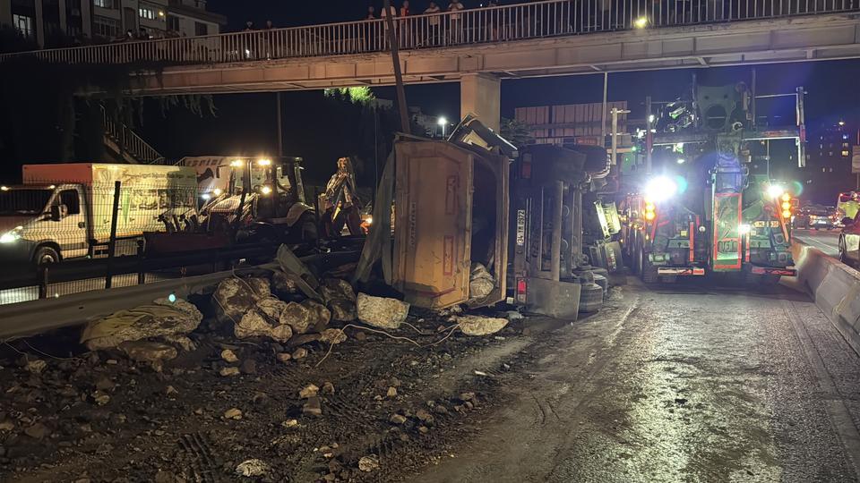 Moloz yüklü hafriyat kamyonu devrildi: 1 yaralı