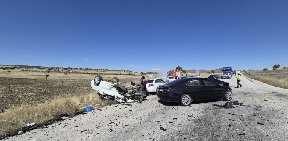 BURDUR'DA 3 ARACIN KARIŞTIĞI KAZADA 1 KİŞİ HAYATINI KAYBETTİ, 7 KİŞİ YARALANDI