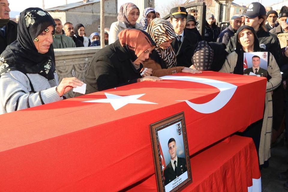 Gözyaşları arasında veda: Şehit piyade uzman çavuş toprağa verildi