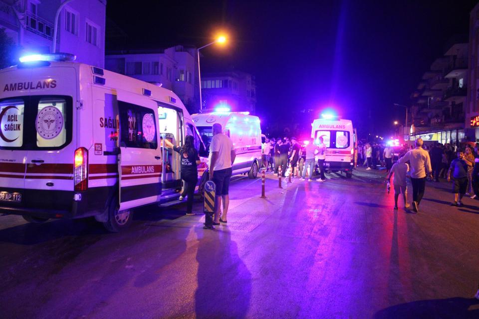 Aydın'da minibüs ile otomobil çarpıştı: 11 yaralı