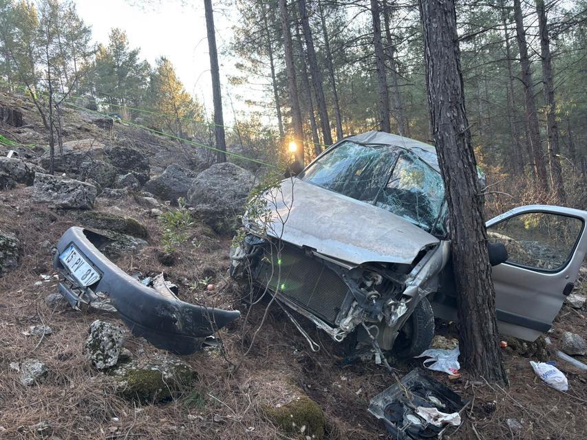 BURDUR'DA ARAÇ ŞARAMPOLE DEVRİLDİ: 3 YARALI