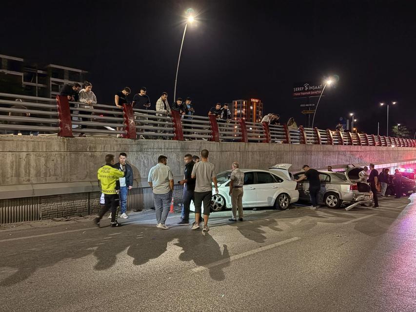 3 otomobilin karıştığı kazada 2 sürücü yaralandı