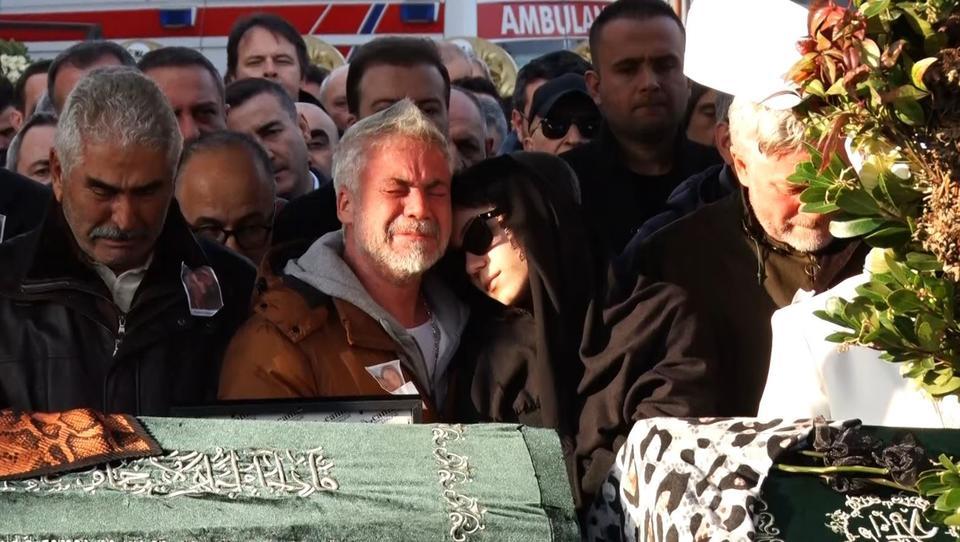 BOLU'DAKİ YANGIN FACİASINDA KAHREDEN DETAY YANGIN FACİASINDA 14 YAŞINDAKİ KIZI ALYA İLE BİRLİKTE HAYATINI KAYBEDEN SEHA MÜGE TURAN'IN EŞİNİ ARAYIP, "NE OLUR BİZİ KURTAR, YANIYORUZ" DİYEREK YARDIM İSTEDİĞİ ORTAYA ÇIKTI OTEL YANGININDA HAYATINI KAYBEDEN SEHA MÜGE TURAN VE KIZI ALYA TURAN, İSTANBUL'DA SON YOLCULUKLARINA UĞURLANDI