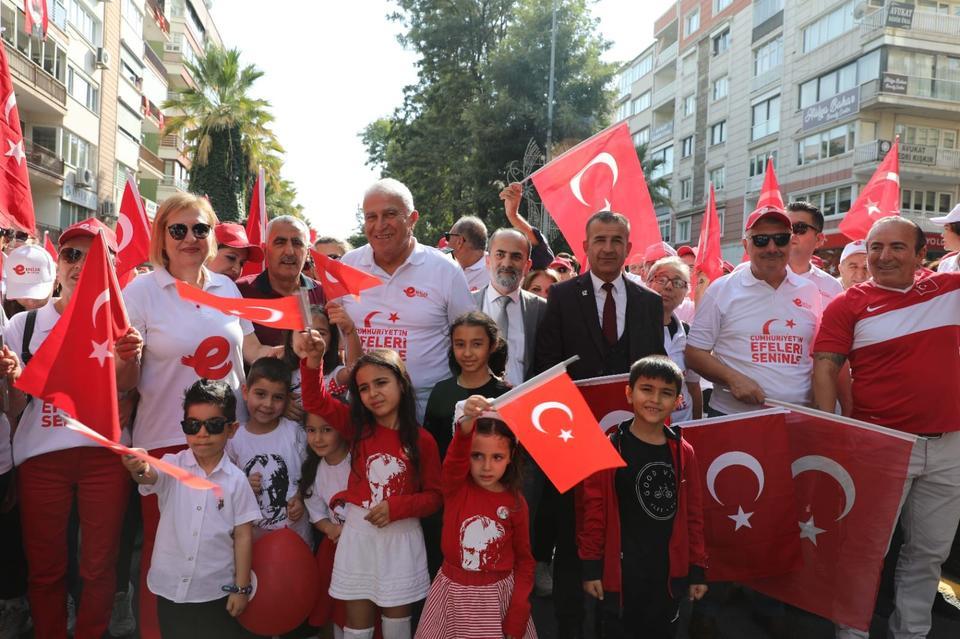 Efeler, asırlık Cumhuriyet'i coşkuyla kutladı
