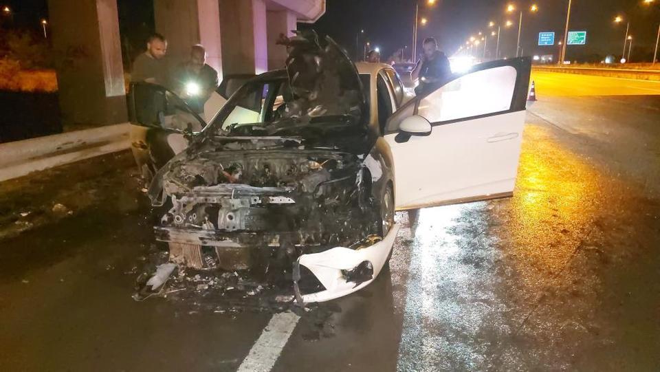 Alev topuna dönen otomobil kullanılamaz hale geldi