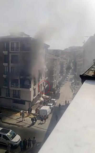 AVCILAR'DA YANGIN: 1'İ AĞIR 3 YARALI DAİREDE MAHSUR KALAN 2 KİŞİ CAMDAN AŞAĞIYA ATLADI