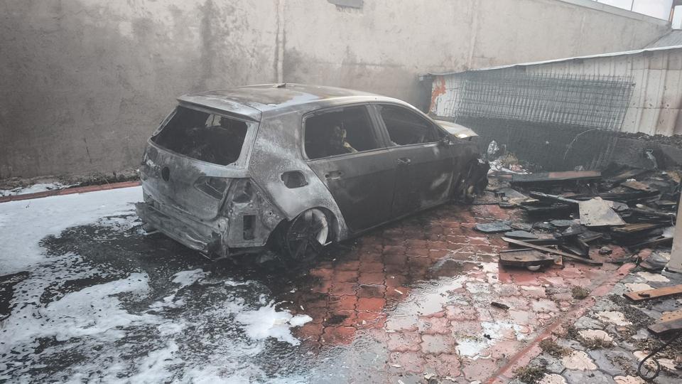 Site bahçesinde otomobiller alev topuna döndü