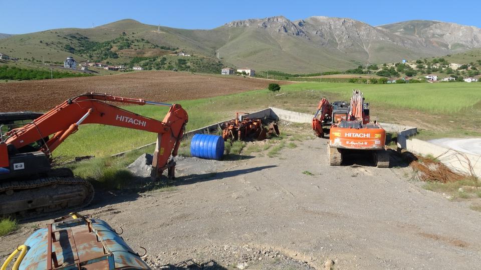 GASP EDİLDİĞİNİ İDDİA ETTİKLERİ 40 MİLYONLUK İŞ MAKİNELERİNİ DAĞIN BAŞINDA BULDULAR