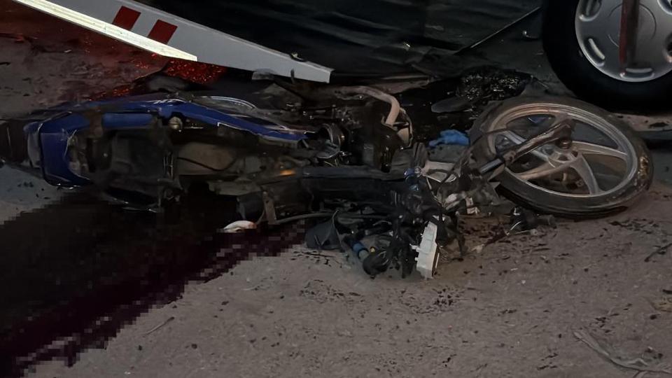 Motosiklet ile kamyonet kafa kafaya çarpıştı: 1 ölü