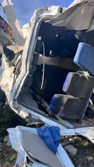 MERSİN'DE İŞÇİ SERVİSİ UÇURUMA YUVARLANDI: 3 ÖLÜ 11 YARALI