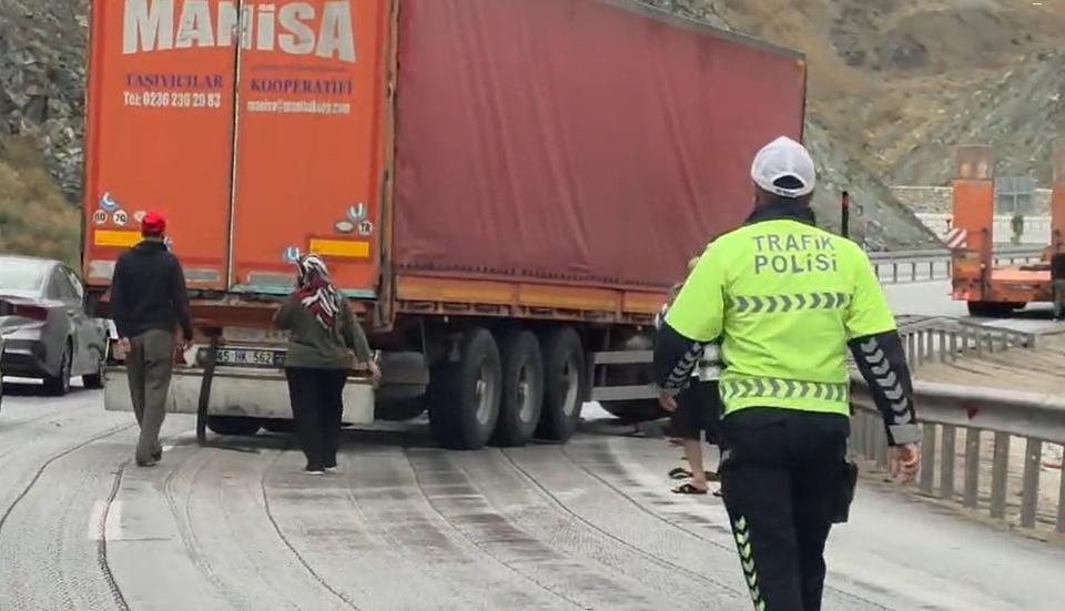 Kontrolden çıkan tır bariyere çarptı