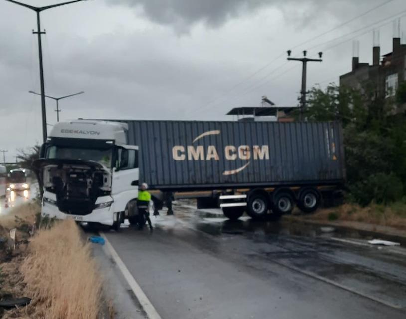 YAĞIŞ SONRASI KAYGANLAŞAN YOLDA KONTROLDEN ÇIKAN TIR YOLU KAPATTI: 1 YARALI