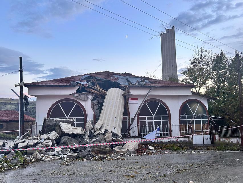 Fırtına minareyi yıktı: Cemaat ölümden döndü