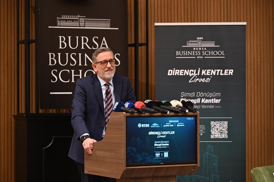 DİRENÇLİ KENTLER ZİRVESİ'NDE BAŞKANLAR UYARDI DAKİKALAR SONRA DEPREM OLDU BURSA BUSİNESS SCHOOL'DA ULUDAĞ DİRENÇLİ KENTLER ZİRVESİ BTSO YÖNETİM KURULU BAŞKANI BURKAY: "PLANLAMAYI YAPAMADIĞINIZ HİÇBİR SÜRECİ YÖNETEMEZSİNİZ"