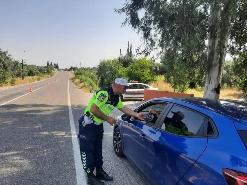 Jandarmadan Bayram Öncesi Sürücülere Uyarı ve İkram