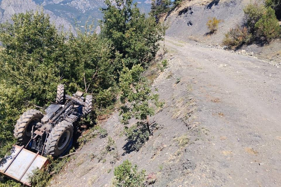 Traktör şarampole yuvarlandı: 1 ölü, 3 yaralı