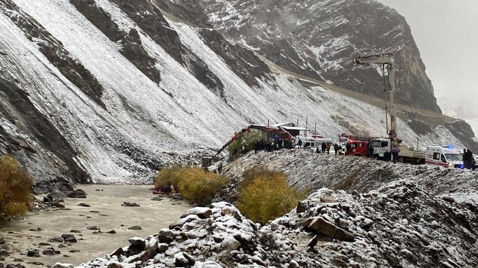 Kayadan kaçan araç suya düştü: 4 madenci kurtarıldı