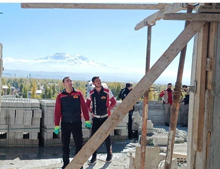 Beton parçası işçilerin üzerine düştü: 2 yaralı