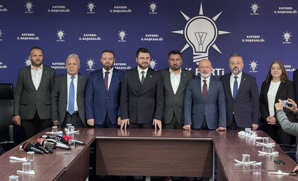 Partilerinden istifa eden 4 meclis üyesi AK Parti'ye geçti