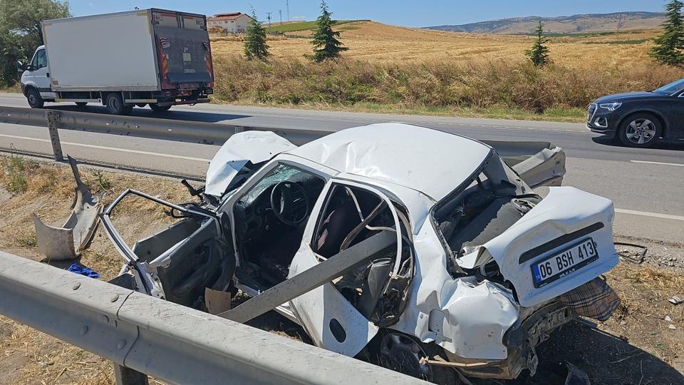 ÇORUM'DA TIRLA ÇARPIŞAN OTOMOBİL BARİYERLERE SAPLANDI: 1 YARALI
