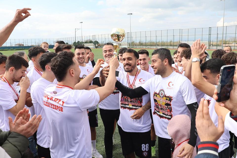 Namağlup Koçarlı şampiyonluk kupasını kaldırdı