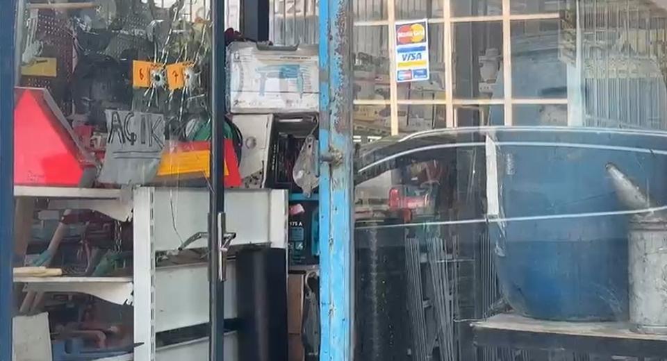 ISPARTA'DA HIRDAVATÇI DÜKKANI KURŞUNLANDI OLAYDA YARALANAN OLMAZKEN, CAMLAR ZARAR GÖRDÜ