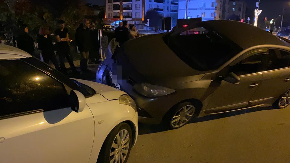 Park halindeki 2 araca çarpıp asılı kaldı