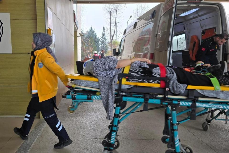 Ticari araç ağaca çarptı: 1'i çocuk 2 yaralı