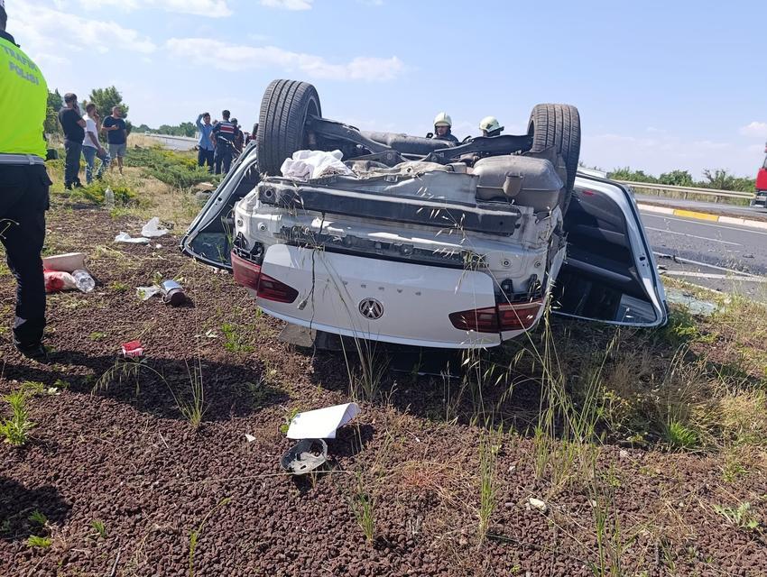 KONYA'DA REFÜJE ÇARPAN OTOMOBİL HURDAYA DÖNDÜ: 3 YARALI