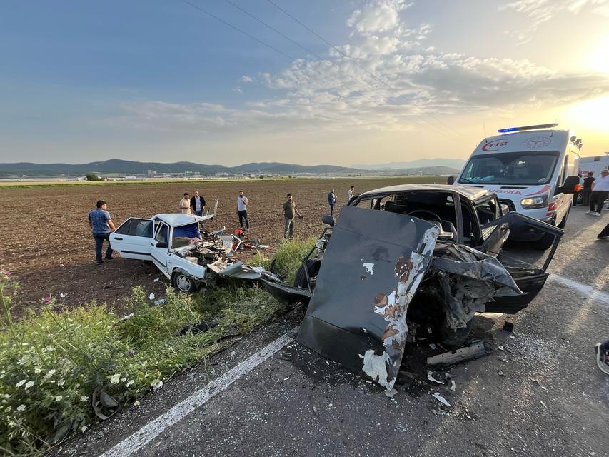 İki otomobil kafa kafaya çarpıştı: 6 yaralı