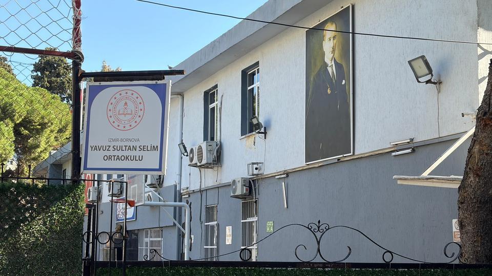 KADIN VELİLERE TACİZDEN SUÇLANAN ÖĞRETMEN AÇIĞA ALINDI