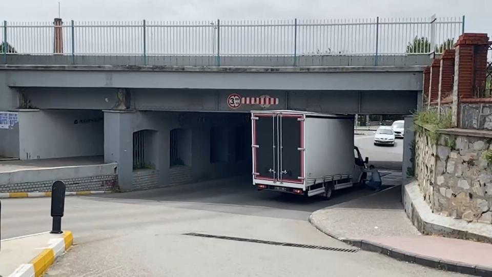 TİCARİ ARAÇ TREN YOLU ALT GEÇİTTE SIKIŞTI