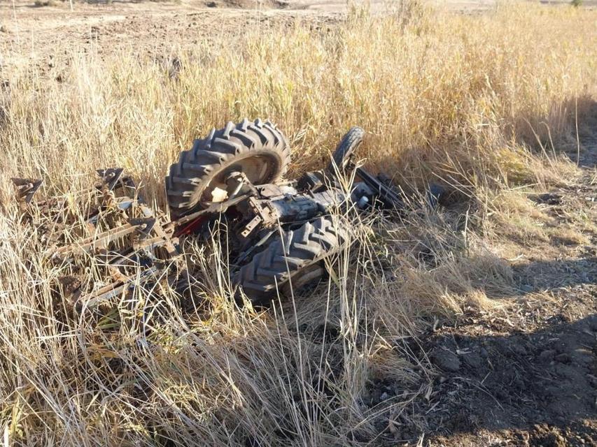 Devrilen traktörün sürücüsü hayatını kaybetti
