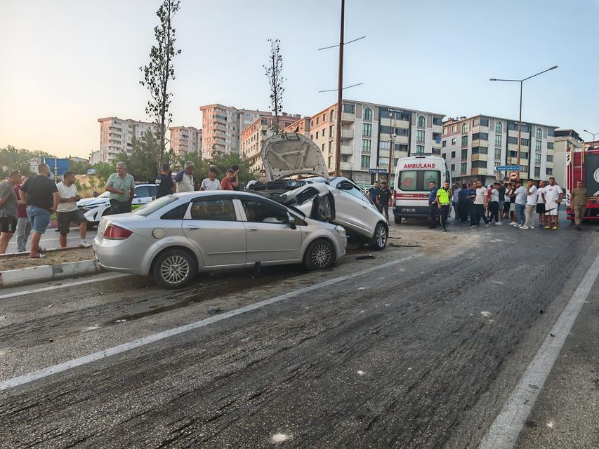 İlginç kaza: Diğer aracın üzerine çıktı