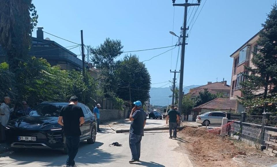 Otomobilin üzerine telefon direği devrildi